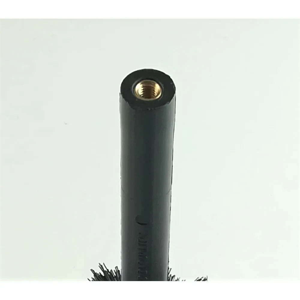 Particolare inserto femmina M6 ottone grezzo