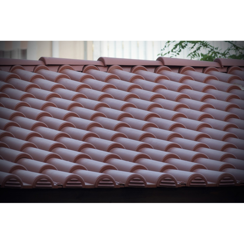 Chiusura prima fila tegola plastica color terracotta copertura tetti